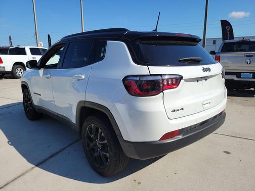 Bright White Clearcoat 2024 Jeep Compass Latitude