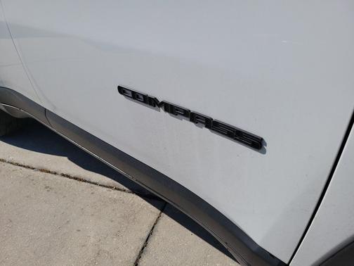 Bright White Clearcoat 2024 Jeep Compass Latitude