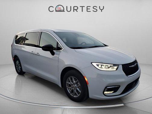 Bright White Clearcoat 2026 Chrysler Pacifica L