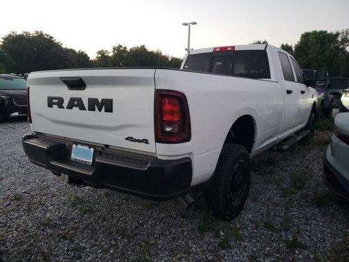 Bright White Clearcoat 2026 RAM 2500 Tradesman Crew Cab 4x4 8' Box