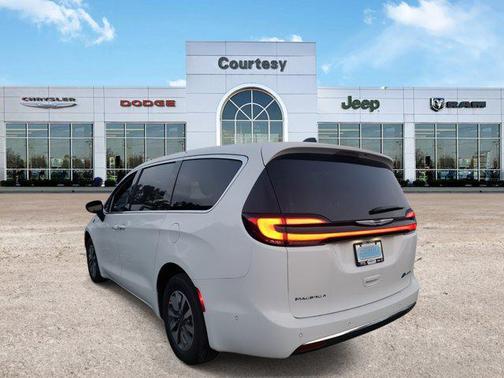 2025 Chrysler Pacifica Hybrid Select