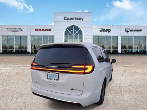 2025 Chrysler Pacifica Hybrid Select