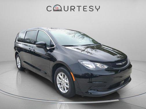 Diamond Black Crystal Pearlcoat 2026 Chrysler Voyager LX