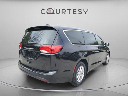 Diamond Black Crystal Pearlcoat 2026 Chrysler Voyager LX