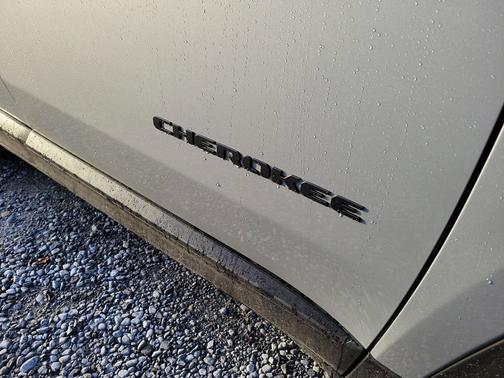 Silver Zynith Clearcoat 2026 Jeep Cherokee Laredo 4x4