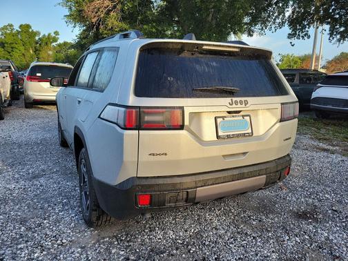 Silver Zynith Clearcoat 2026 Jeep Cherokee Laredo 4x4