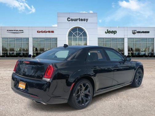 2022 Chrysler 300 S