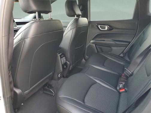 Bright White Clearcoat 2026 Jeep Compass Latitude