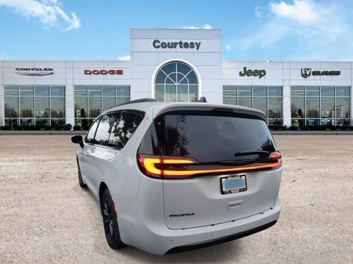 2025 Chrysler Pacifica L