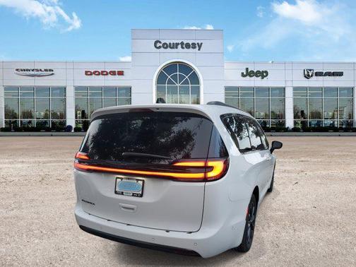 2025 Chrysler Pacifica L