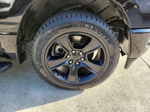 Diamond Black Crystal Pearlcoat 2022 RAM 1500 Big Horn/Lone Star