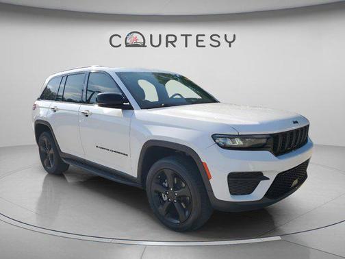 Bright White Clearcoat 2023 Jeep Grand Cherokee Altitude