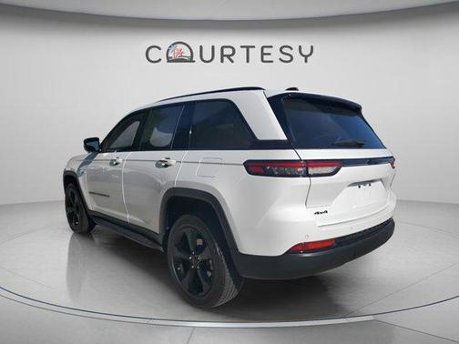 Bright White Clearcoat 2023 Jeep Grand Cherokee Altitude