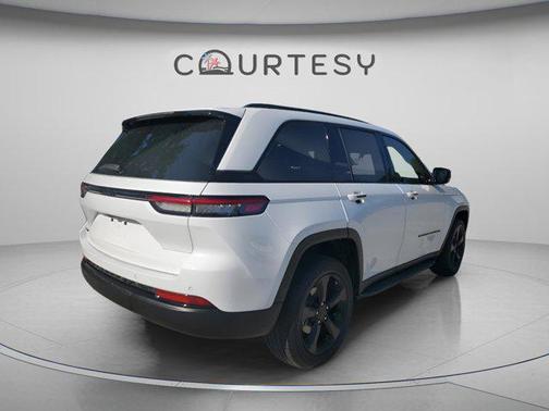 Bright White Clearcoat 2023 Jeep Grand Cherokee Altitude