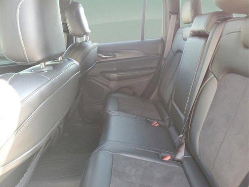 Bright White Clearcoat 2023 Jeep Grand Cherokee Altitude
