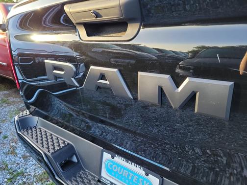 Diamond Black Crystal Pearlcoat 2026 RAM 1500 Express