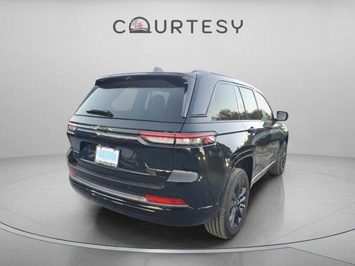 Diamond Black Crystal Pearlcoat 2026 Jeep Grand Cherokee Limited