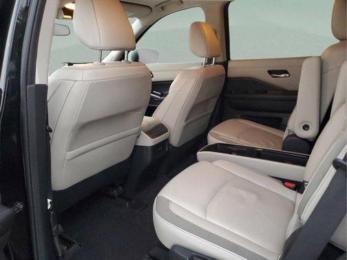 2022 Nissan Pathfinder SL 2WD