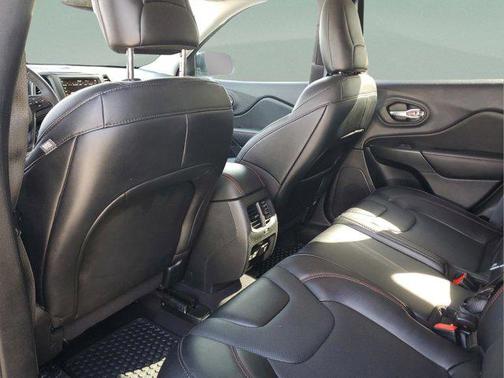 Diamond Black Crystal Pearlcoat 2022 Jeep Cherokee Trailhawk