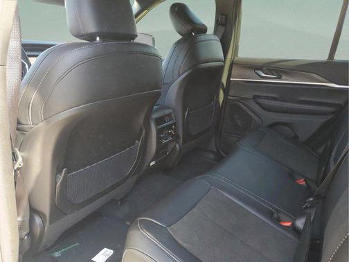 Silver Zynith 2026 Jeep Grand Cherokee Altitude