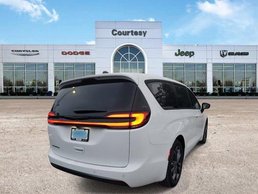 2026 Chrysler Pacifica L