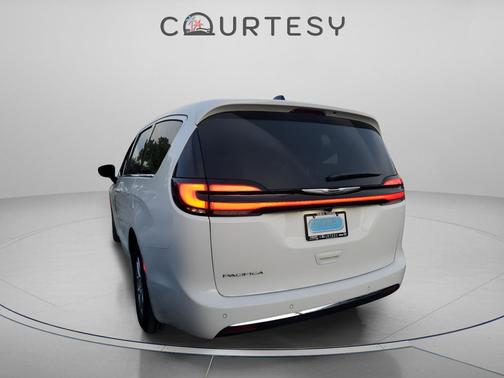 Bright White Clearcoat 2026 Chrysler Pacifica L