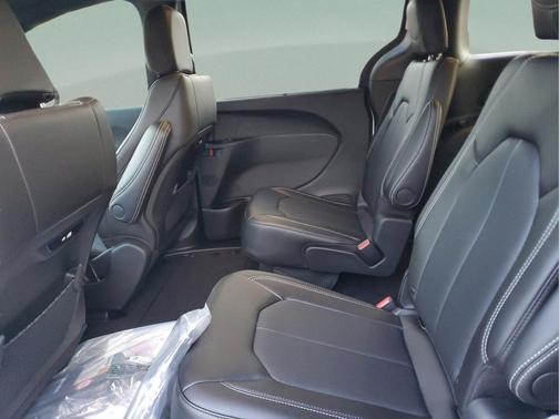 Bright White Clearcoat 2026 Chrysler Pacifica L
