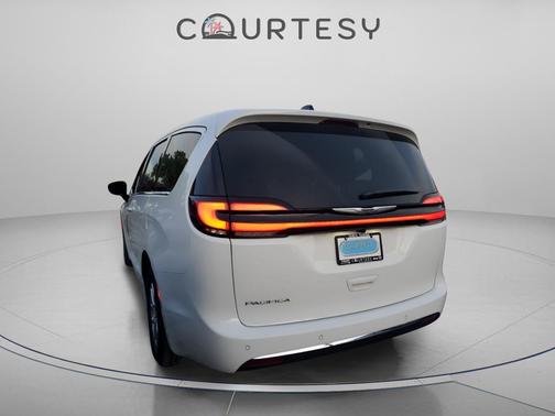 Bright White Clearcoat 2026 Chrysler Pacifica L