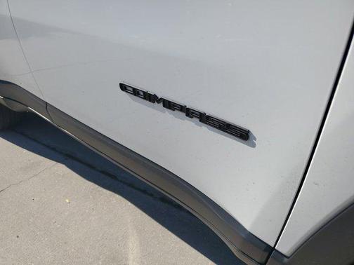 Bright White Clearcoat 2025 Jeep Compass Latitude