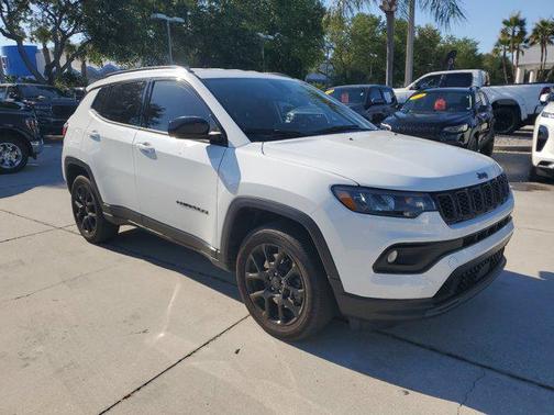 Bright White Clearcoat 2025 Jeep Compass Latitude