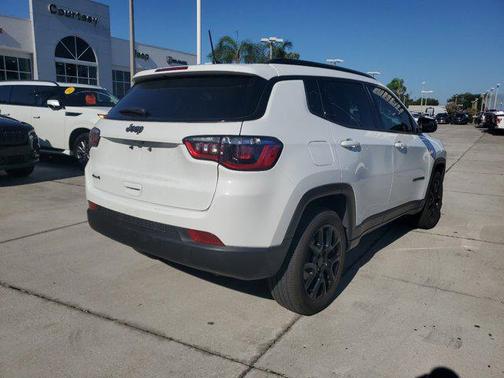 Bright White Clearcoat 2025 Jeep Compass Latitude