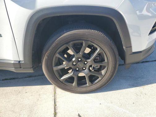Bright White Clearcoat 2025 Jeep Compass Latitude