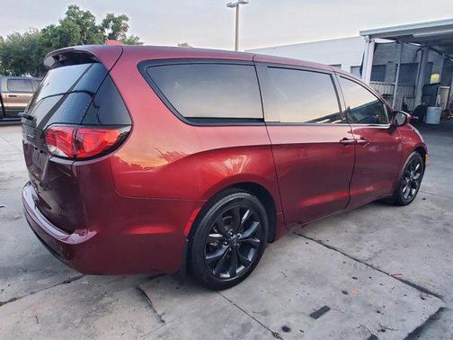 Velvet Red Pearlcoat 2020 Chrysler Pacifica Touring