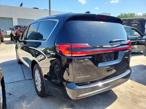Diamond Black Crystal Pearlcoat 2024 Chrysler Pacifica Touring L