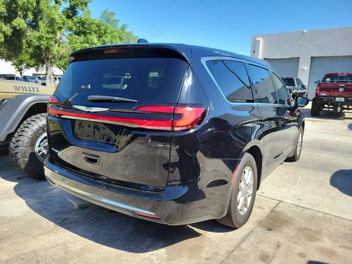 Diamond Black Crystal Pearlcoat 2024 Chrysler Pacifica Touring L