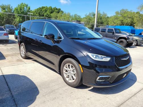 Diamond Black Crystal Pearlcoat 2024 Chrysler Pacifica Touring L