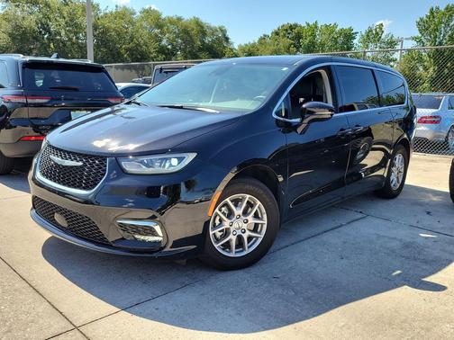 Diamond Black Crystal Pearlcoat 2024 Chrysler Pacifica Touring L