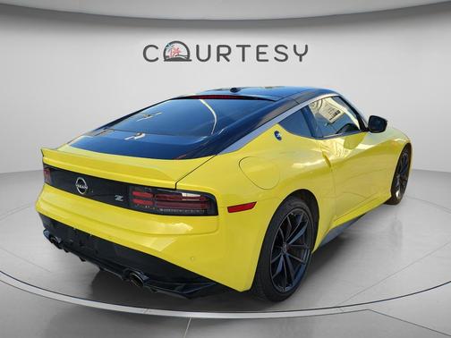 Ikazuchi Yellow Pearl Tricoat/Super Black 2024 Nissan Z Performance Auto