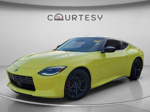 Ikazuchi Yellow Pearl Tricoat/Super Black 2024 Nissan Z Performance Auto