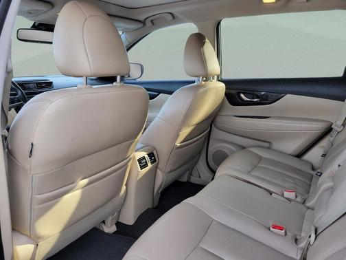 Pearl White Tricoat 2019 Nissan Rogue SL