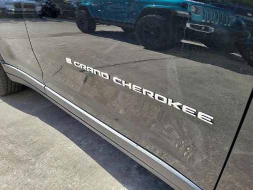 Diamond Black Crystal Pearlcoat 2025 Jeep Grand Cherokee Laredo