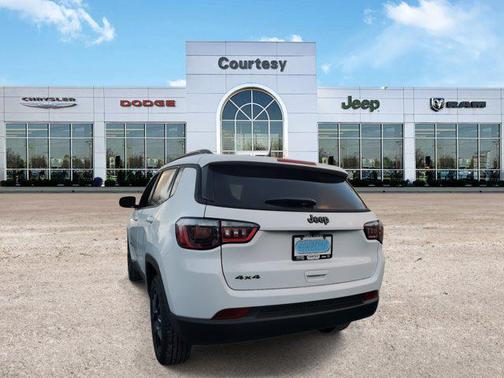 Bright White Clearcoat 2025 Jeep Compass Latitude