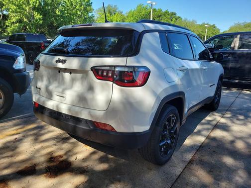 Bright White Clearcoat 2025 Jeep Compass Latitude