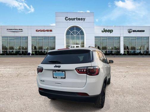 Bright White Clearcoat 2025 Jeep Compass Latitude