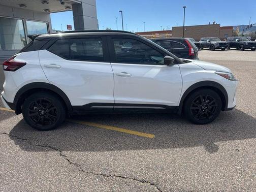 Aspen White/Super Black 2022 Nissan Kicks SR