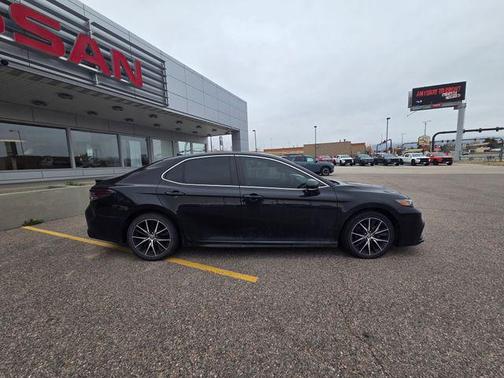 Midnight Black Metallic 2022 Toyota Camry SE