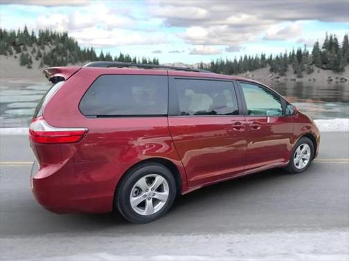 2017 Toyota Sienna LE