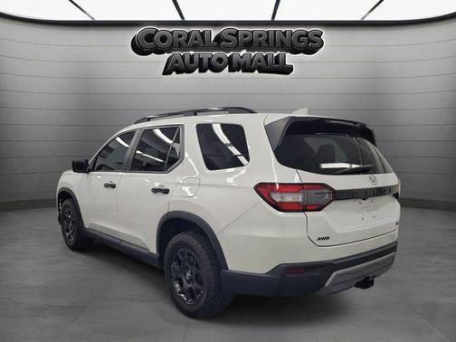 White 2024 Honda Pilot TrailSport