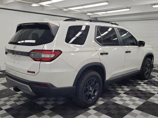White 2024 Honda Pilot TrailSport