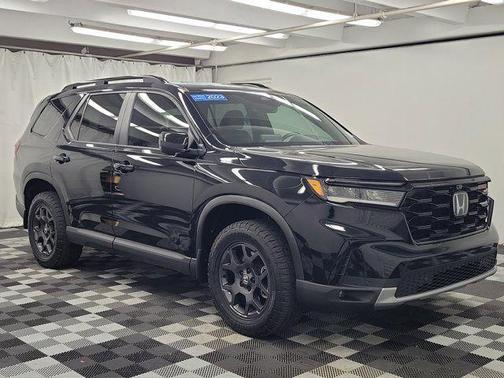 Crystal Black Pearl 2023 Honda Pilot TrailSport